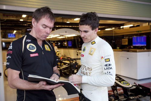 Robert Wickens habla con su ingeniero en Yas Marina