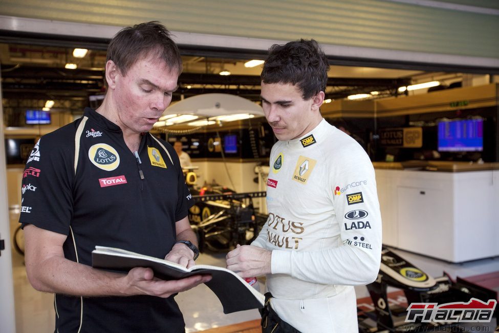 Robert Wickens habla con su ingeniero en Yas Marina