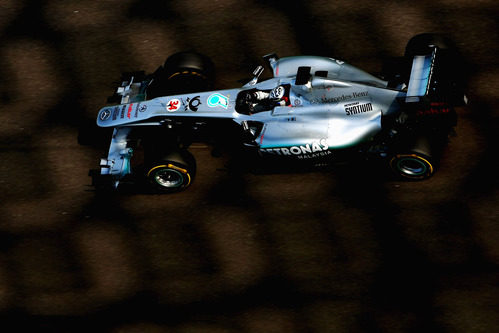 El Mercedes GP con Sam Bird a los mandos en los test de Yas Marina