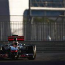 Gary Paffett rueda con el McLaren en Yas Marina