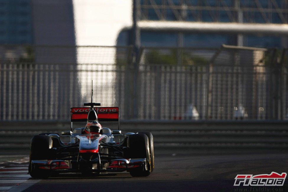 Gary Paffett rueda con el McLaren en Yas Marina