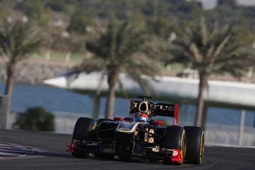 Kevin Korjus rueda con el R31 en los test de Abu Dabi 2011