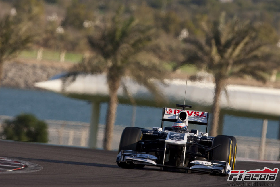 Bottas con el FW33 en Yas Marina