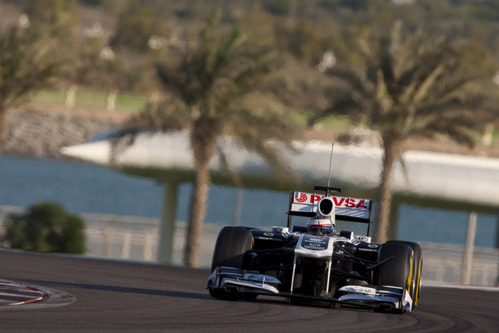 Bottas con el FW33 en Yas Marina