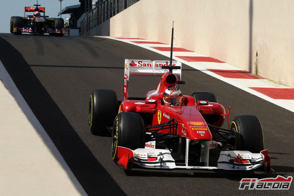 Bianchi sale de boxes con su Ferrari en Yas Marina