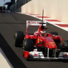 Bianchi sale de boxes con su Ferrari en Yas Marina