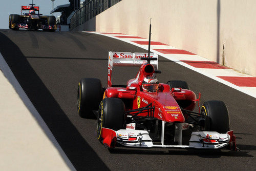 Bianchi sale de boxes con su Ferrari en Yas Marina