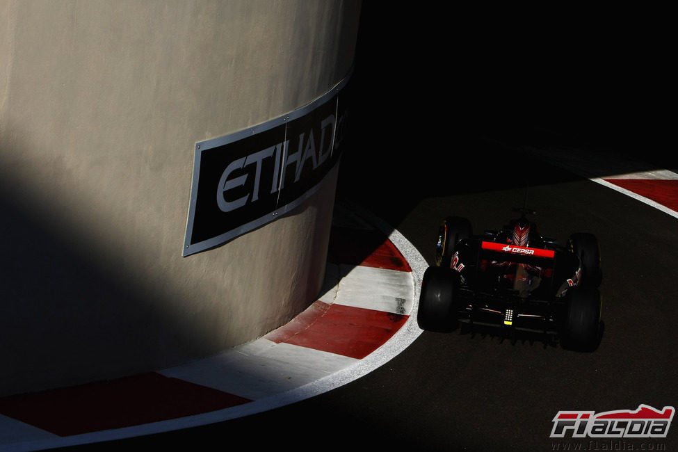 Coletti sale de boxes en el circuito de Yas Marina