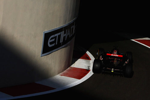 Coletti sale de boxes en el circuito de Yas Marina