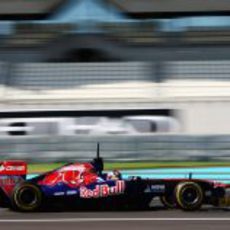 Stefano Coletti a toda velocidad con el Toro Rosso en Yas Marina