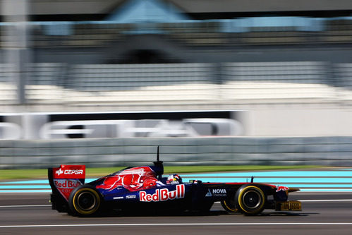 Stefano Coletti a toda velocidad con el Toro Rosso en Yas Marina