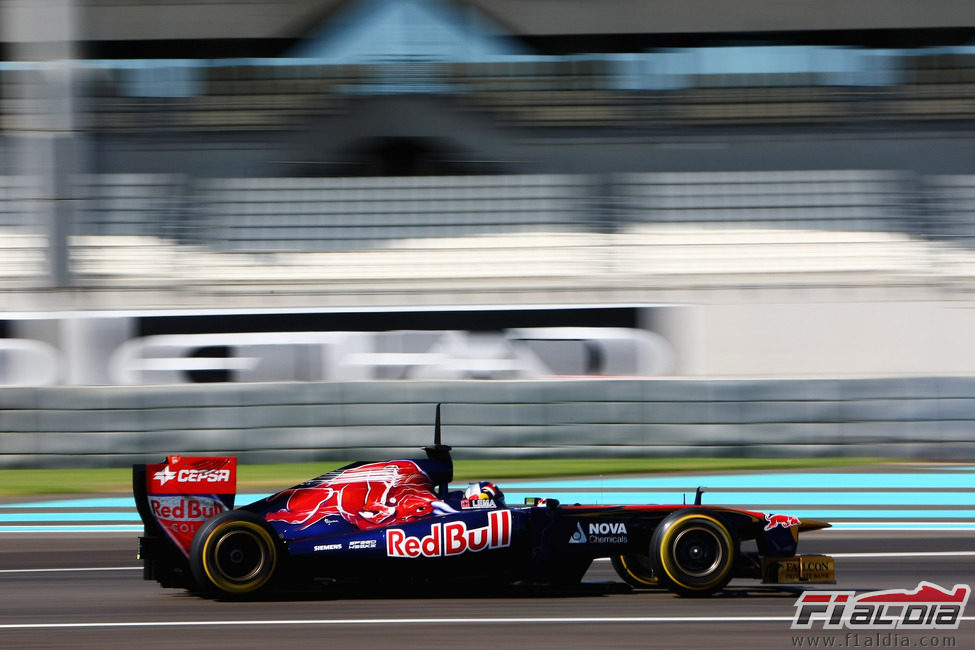 Stefano Coletti a toda velocidad con el Toro Rosso en Yas Marina