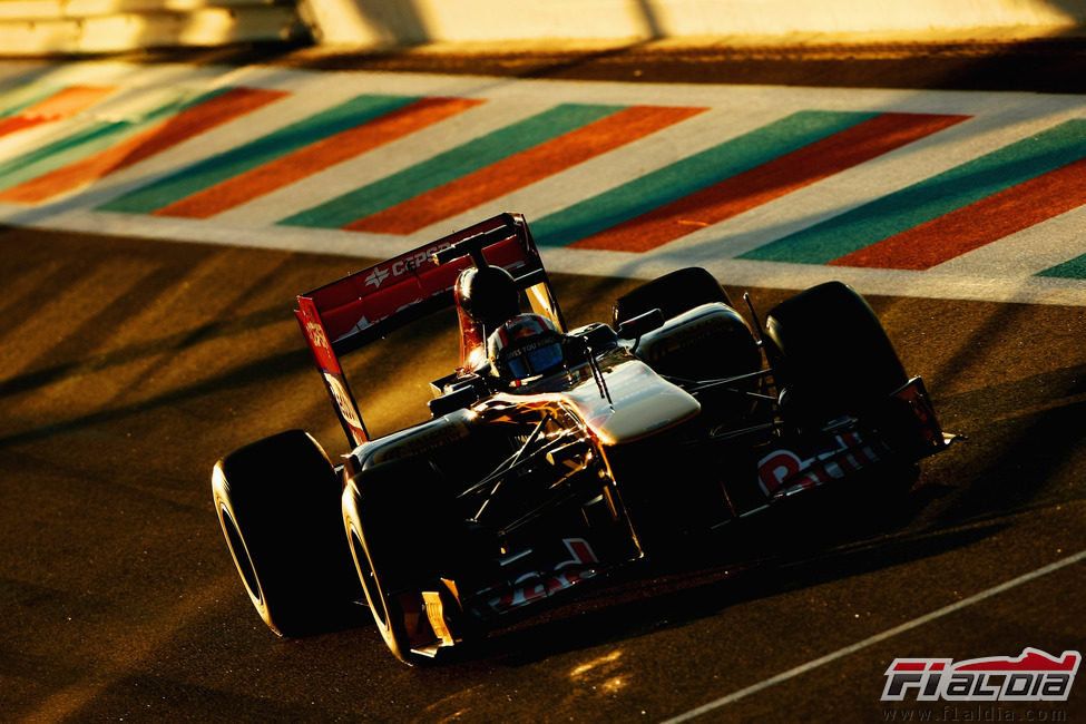 El atardecer se cierne sobre Coletti y su STR6 en Yas Marina