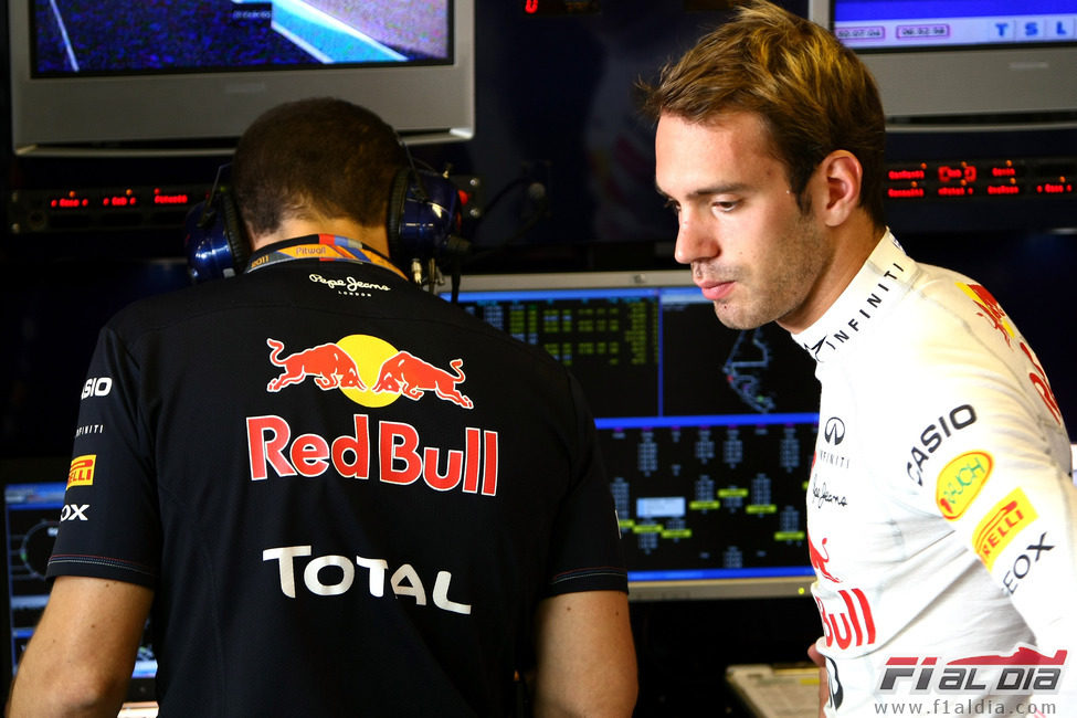 Jean-Eric Vergne en el box de Red Bull Racing