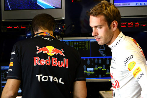 Jean-Eric Vergne en el box de Red Bull Racing