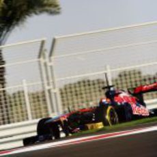 El Toro Rosso llevado por Kevin Ceccon en Yas Marina