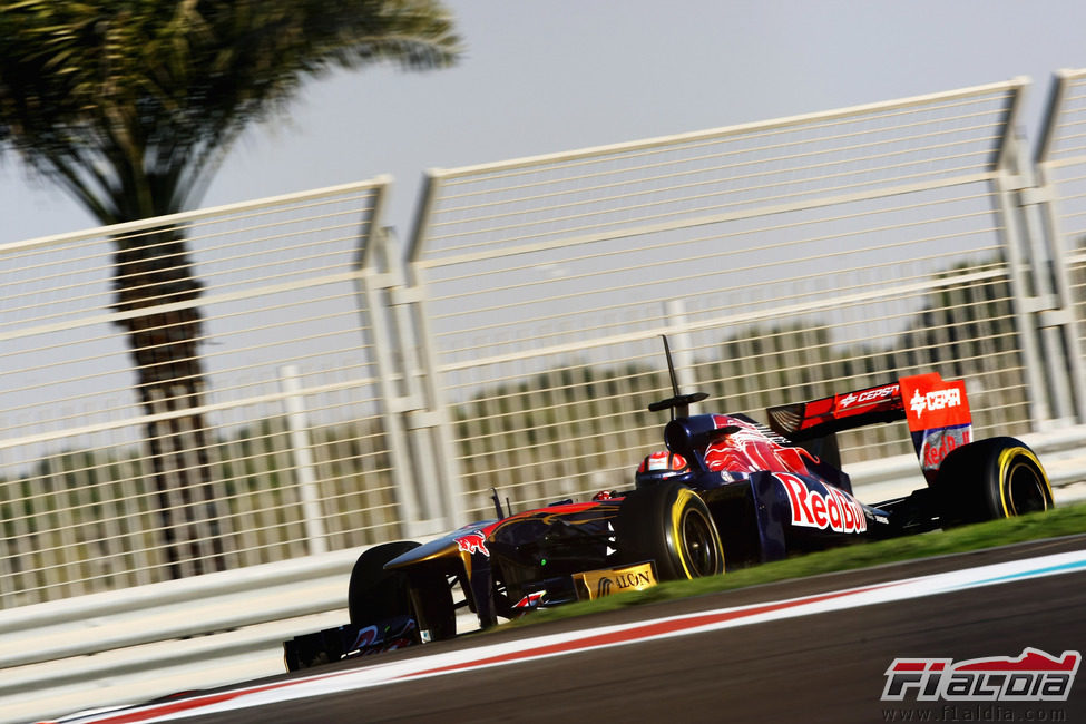 El Toro Rosso llevado por Kevin Ceccon en Yas Marina