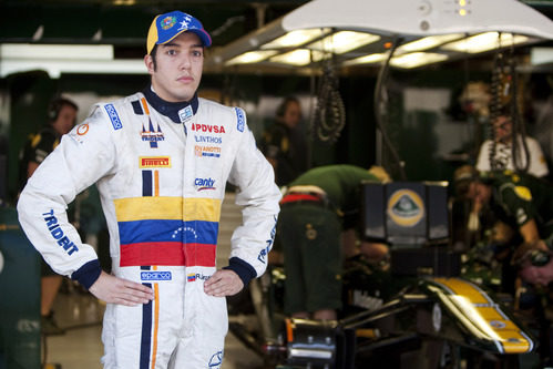 Rodolfo González frente al box del Team Lotus en Abu Dabi