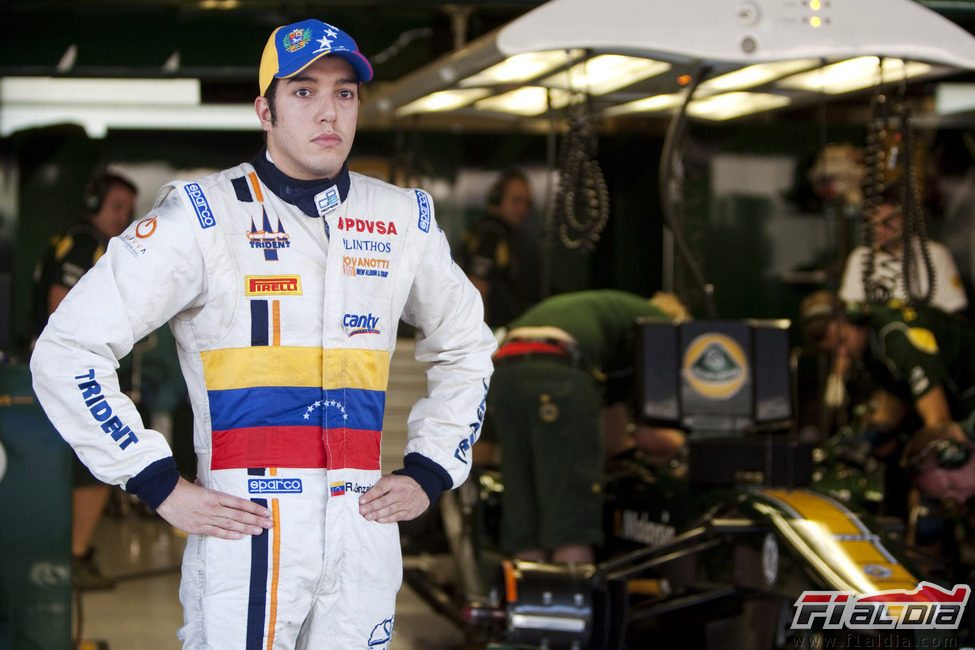 Rodolfo González frente al box del Team Lotus en Abu Dabi