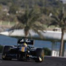 Luiz Razia a los mandos del Team Lotus en los test de Abu Dabi