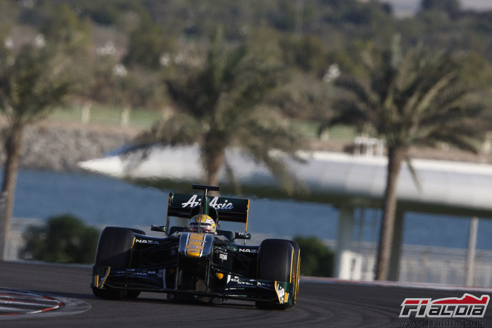 Luiz Razia a los mandos del Team Lotus en los test de Abu Dabi