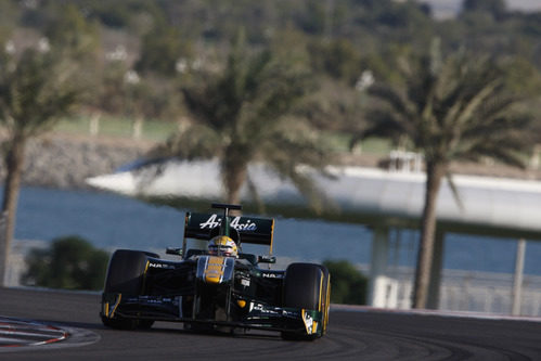 Luiz Razia a los mandos del Team Lotus en los test de Abu Dabi