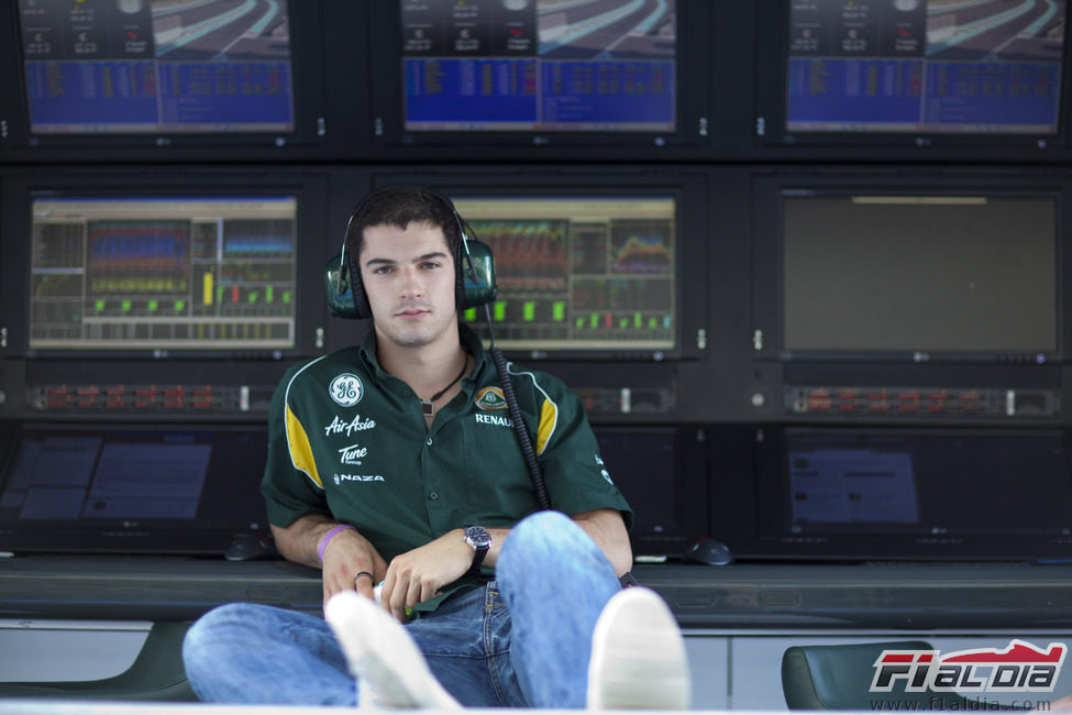 Alexander Rossi espera su oportunidad con el Team Lotus en Yas Marina