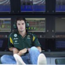 Alexander Rossi espera su oportunidad con el Team Lotus en Yas Marina
