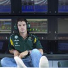 Alexander Rossi espera su oportunidad con el Team Lotus en Yas Marina