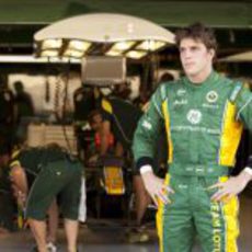 Luiz Razia frente al box del Team Lotus en Abu Dabi