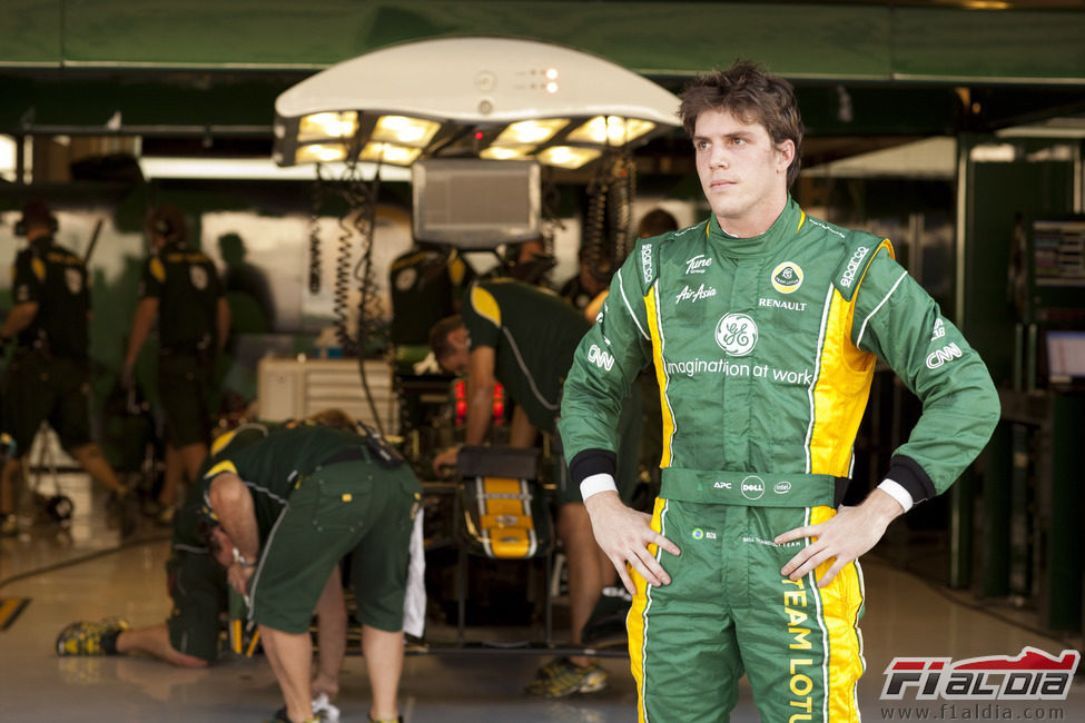 Luiz Razia frente al box del Team Lotus en Abu Dabi