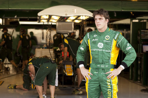 Luiz Razia frente al box del Team Lotus en Abu Dabi