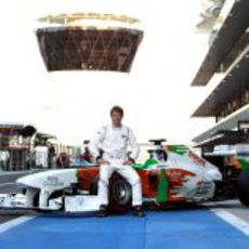 Johnny Cecotto Jr. posa junto al monoplaza de Force India en Abu Dabi