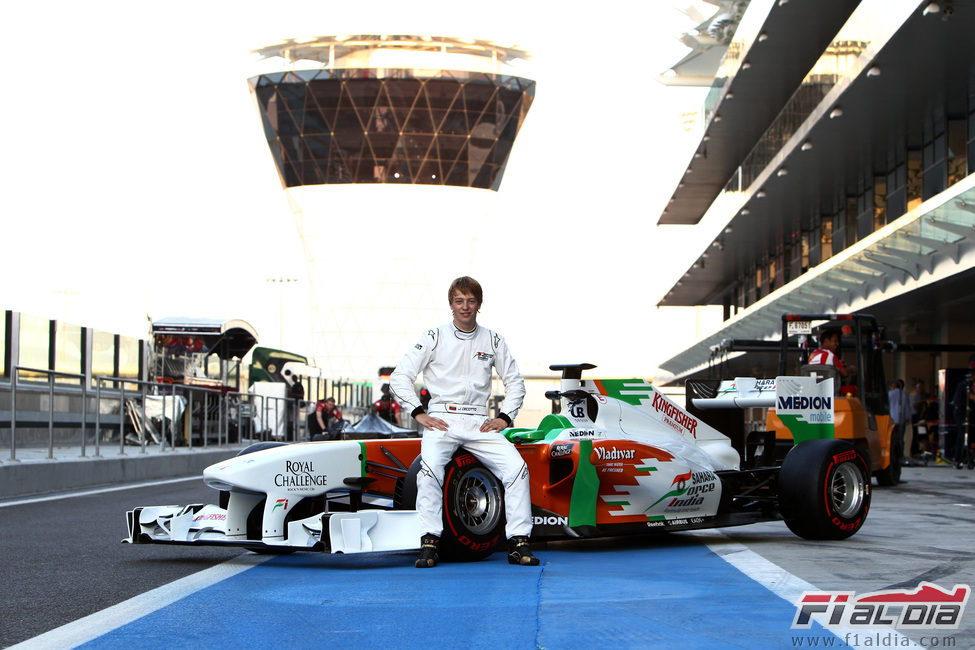 Johnny Cecotto Jr. posa junto al monoplaza de Force India en Abu Dabi