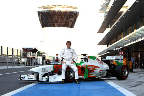 Johnny Cecotto Jr. posa junto al monoplaza de Force India en Abu Dabi
