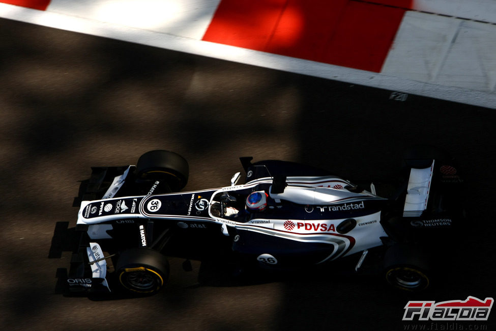 Bottas en el Williams con los escapes "chimenea"