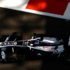 Bottas en el Williams con los escapes 