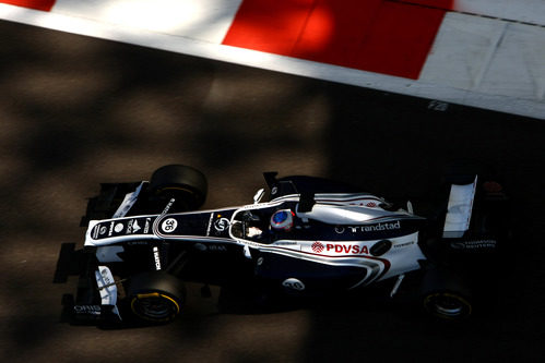 Bottas en el Williams con los escapes "chimenea"