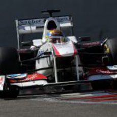 Esteban Gutiérrez subiéndose por los pianos de Yas Marina