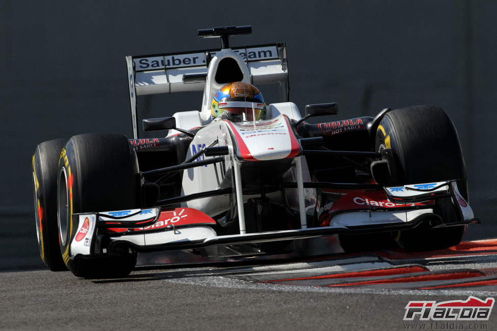 Esteban Gutiérrez subiéndose por los pianos de Yas Marina