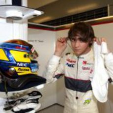 Esteban Gutiérrez se quita los cascos tras bajarse del coche en Yas Marina