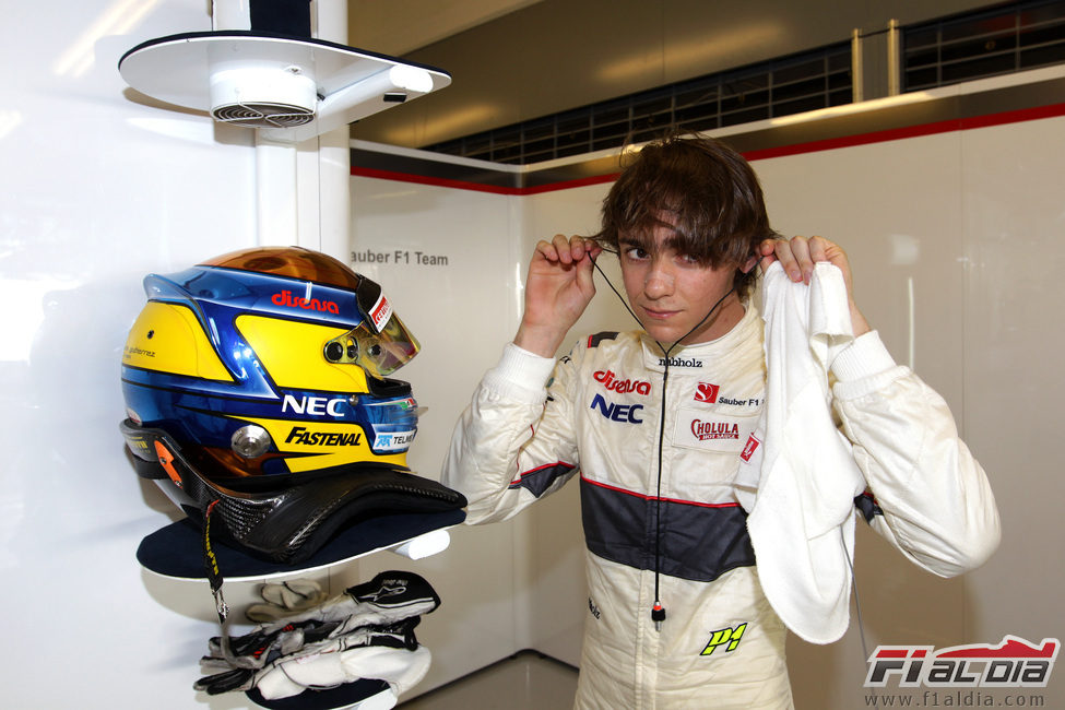 Esteban Gutiérrez se quita los cascos tras bajarse del coche en Yas Marina