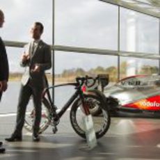 Ron Dennis y la nueva bicicleta de McLaren