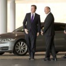 El Primer Ministro británico llega a la sede de McLaren