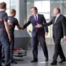 Jenson Button y Lewis Hamilton saludan a David Cameron