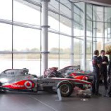 Button, Hamilton y Dennis hablan con David Cameron en Woking