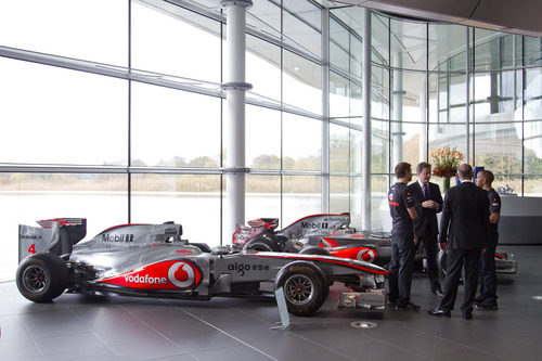 Button, Hamilton y Dennis hablan con David Cameron en Woking