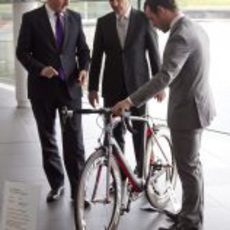 McLaren muestra su nueva bicicleta a David Cameron