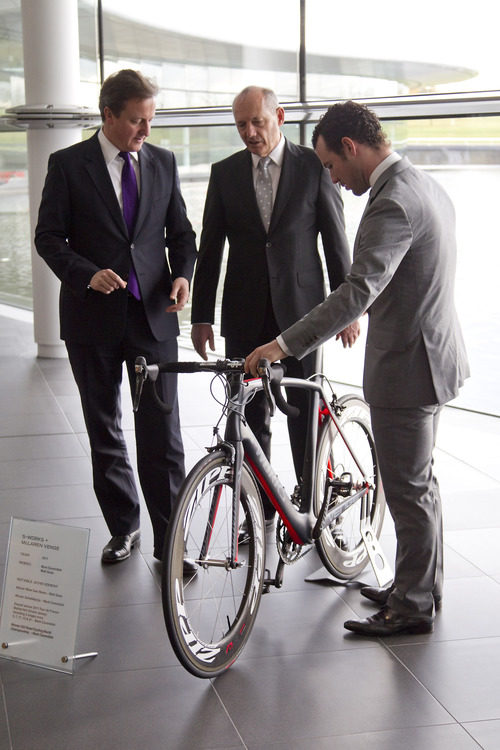 McLaren muestra su nueva bicicleta a David Cameron