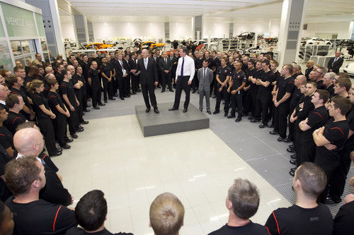Los empleados de McLaren escuchan a Ron Dennis y David Cameron